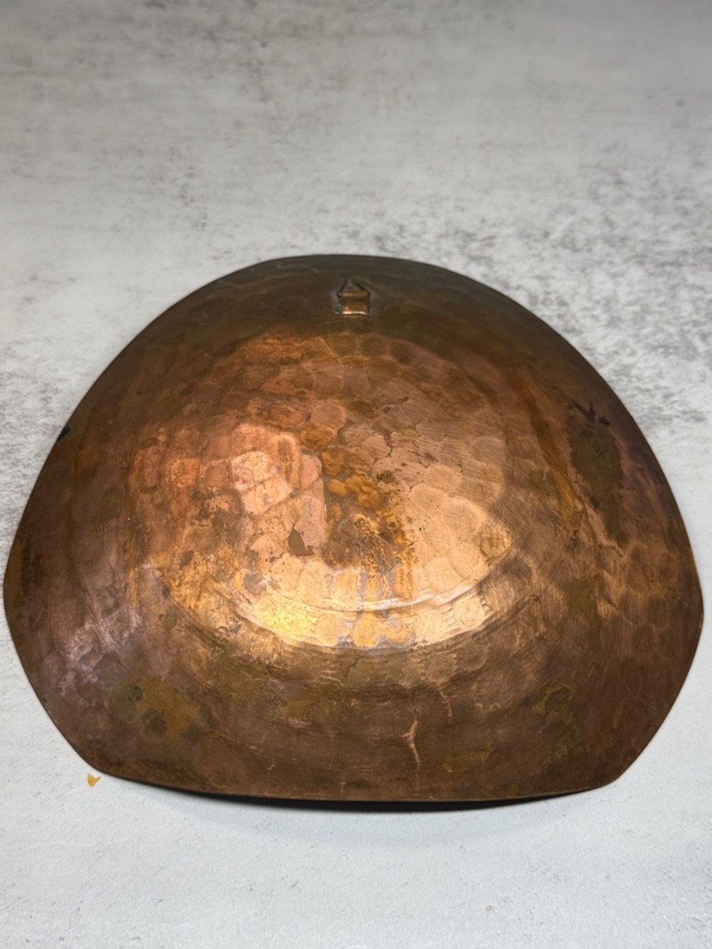 Vintage hammered copper and enamel triangular bowl - Picture 5 of 11